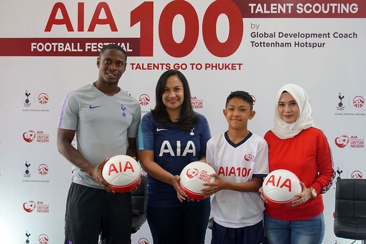 Anton Blackwood (kiri), Global Football Development Coach Tottenham Hotspur, Kathryn Monika Parapak, Head of Brand and Communication PT AIA Financial dalam acara ajang pencarian bakat sepak bola AIA 100 Talents go to Phuket di Jakarta, Sabtu (30/3/2019). (foto: istimewa)