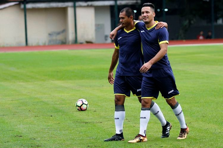 PSIM Yogyakarta bakal diperkuat pemain naturalisasi Raphael Maitimo (kanan) di kompetisi Liga 2 musim  2019. Pemain kelahiran Belanda ini masih menjalani tes medis sebelum bergabung dengan PSIM. (foto: istimewa)