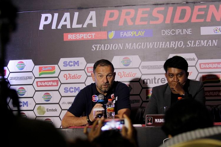Madura United menolak sebutan Galacticos. Pelatih Dejan Antonic (kiri) tegaskan bila Madura United tidak berbeda dengan tim lainnya. Tim tetap harus bekerja keras untuk memenangkan pertandingan. (foto: Olenas.id/Gonang Susatyo)
