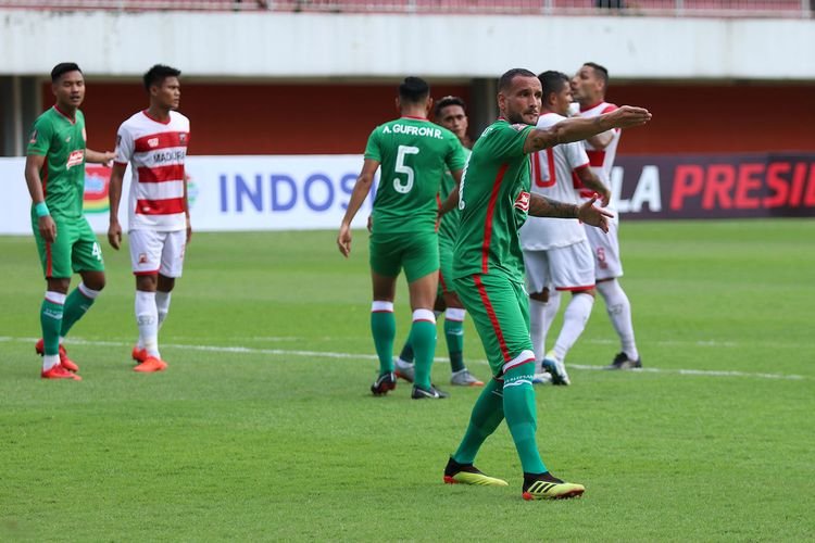 PSS Sleman butuh kemenangan saat menghadapi Borneo FC di Piala Presiden 2019 di Stadion Maguwoharjo, Sleman, Jumat (8/3/2019). Bek PSS Alfonso de la Cruz di laga melawan Madura United. (foto: Olenas.id/Gonang Susatyo)