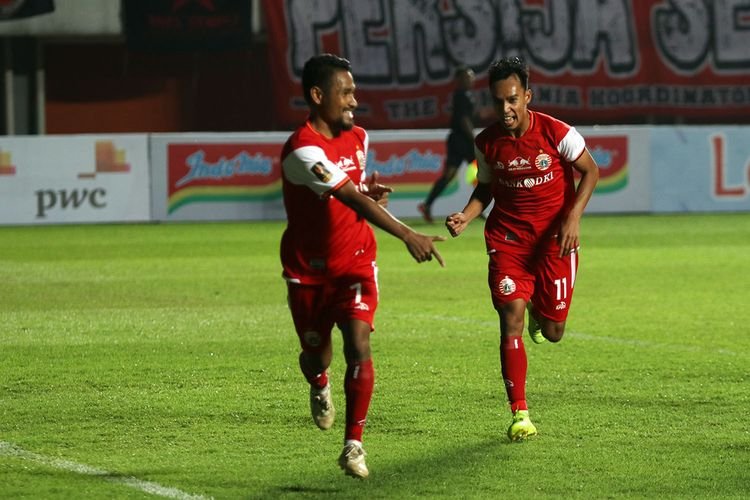 Gelandang Persija Jakarta Novri Setiawan (kanan) dan kiper Andritany Ardhiyasa harus meninggalkan klubnya yang berlaga di Piala Presiden karena mereka harus menjalani pemusatan latihan tim nasional di Australia. (foto: Olenas.id/Gonang Susatyo)