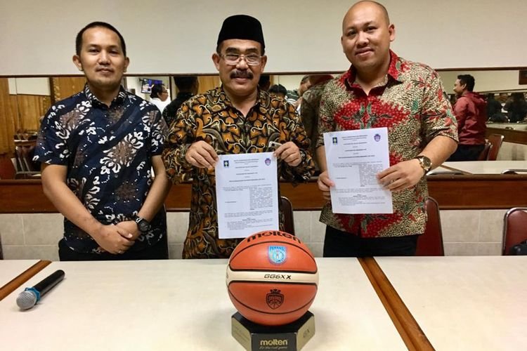 Universitas Islam Indonesia (UII) dan Srikandi Cup menjalin kerjasama sehingga di babak playoffs akan bertitel ‘UII-Playoffs Srikandi Cup 2019’. Penandatanganan dilakukan Wakil Rektor Bidang Kemahasiswaan, Keagamaan & Alumni, Rohidin dengan Deddy Setiawan, Koordinator Srikandi Cup, Selasa (12/3/2019). (foto: Olenas.id/Gonang Susatyo)