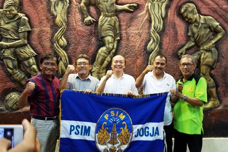 Bambang Susanto (tengah), investor yang digandeng PSIM Yogyakarta untuk membawa tim promosi ke Liga 1. (foto: Olenas.id/Gonang Susatyo)