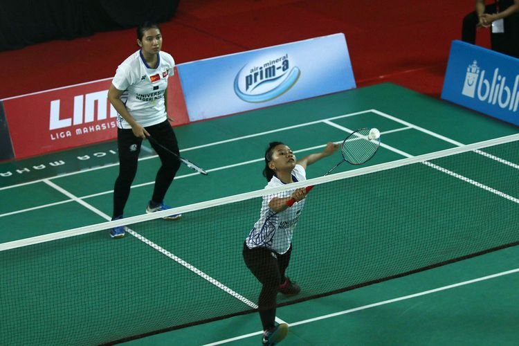 Pertandingan ganda putri di LIMA Badminton Nationals yang digelar di Grha Instiper, Sleman, Yogyakarta, mulai Senin (1/4/2019) sampai Selasa (9/4/2019). Putaran final kompetisi antarkampus ini diikuti 15 tim putra dan delapan tim putri. (foto: Olenas.id/Gonang Susatyo)