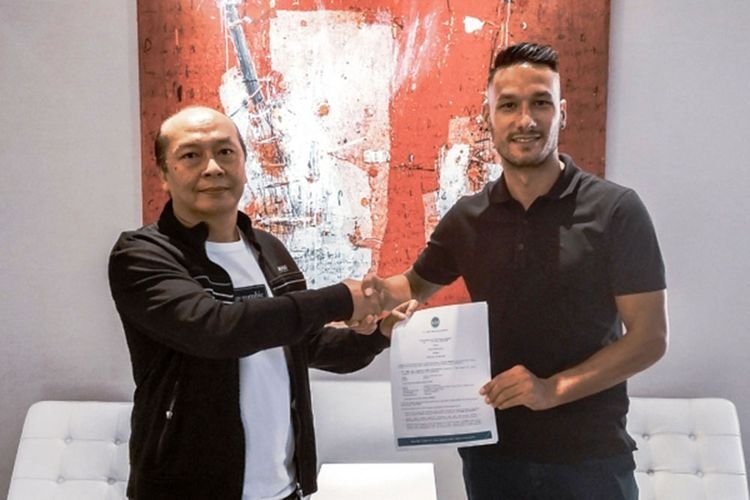 Gelandang Raphael Maitimo resmi bergabung dengan klub Liga 2 PSIM Yogyakarta. Dirinya dikontrak selama dua tahun. Maitimo usai menandatangani kontrak bersama karteker CEO PT PSIM Jaya Bambang Susanto. (foto: psimjogja.id)