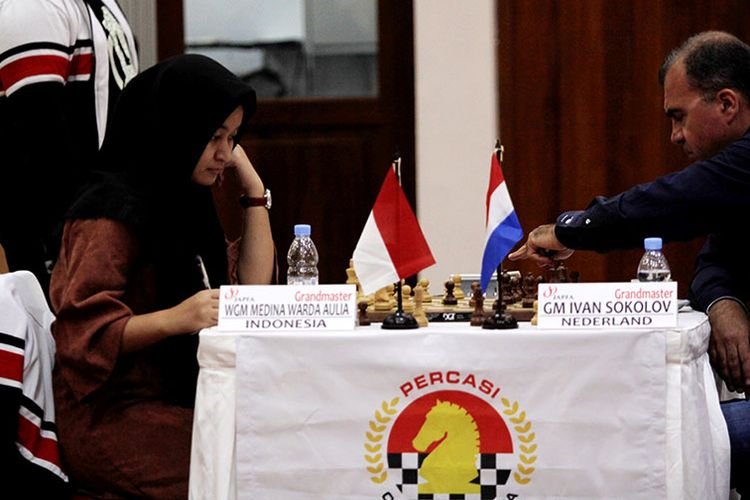 WGM Indonesia Medina Warda Aulia mengalahkan GM Ivan Sokolov di JAPFA Grand Master and Women Grand Master Tournament 2019 di Yogyakarta, Jumat (15/6/2019). (Foto: olenas.id/Gonang Susatyo)
