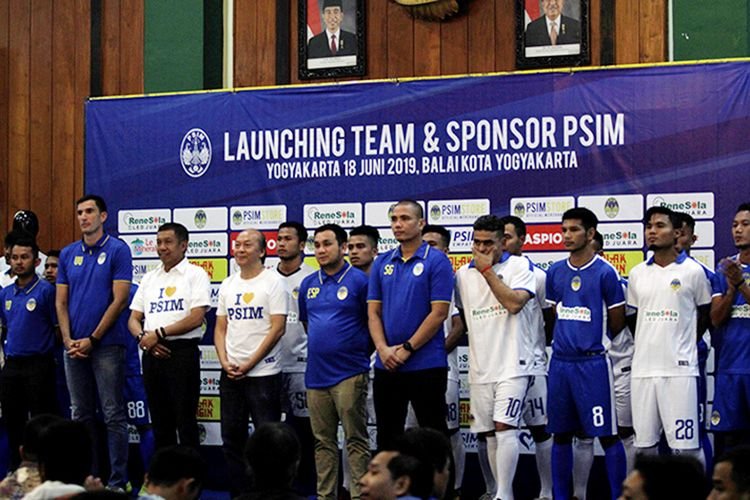 PSIM Yogyakarta melakukan launching tim dan jersey di Balai Kota Yogyakarta, Selasa (18/6/2019) malam. Jersey musim ini terinspirasi PSIM musim 2005 saat juara Divisi 1. (Foto: olenas.id/Gonang Susatyo)