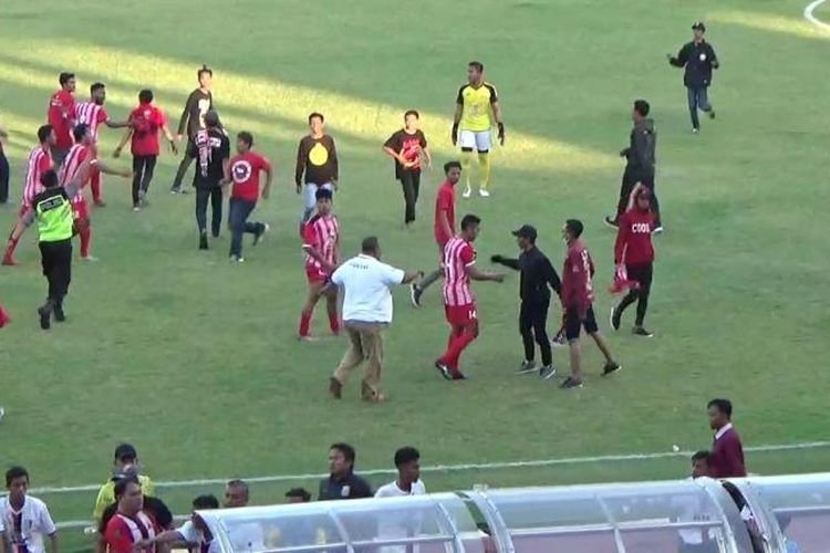 Kericuhan laga Deltras Sidoarjo (merah) vs Putra Jombang  (putih) .Foto : Ist