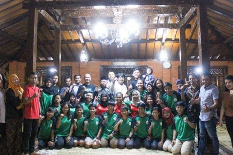 PSS Sleman Putri dengan jersey latihan saat diperkenalkan. (Foto : Gie)