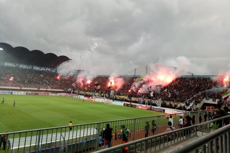 Flare dan Kembang Api di laga pamungkas PSS vs PS Tira Persikabo (foto : Gie)