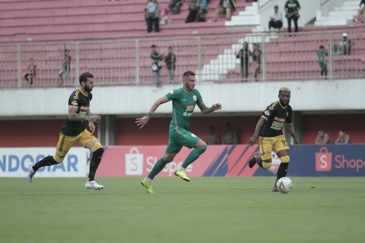 Yevhen mampu melewati hadangan dua pemain Badak Lampung. (foto : PSS)