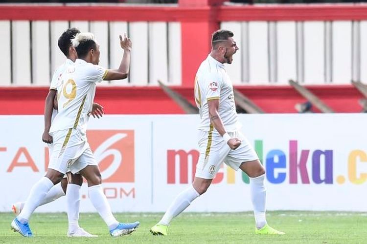 Yevhen merayakan golnya ke gawang Bhayangkara (Foto : Antara/Hafidz Mubarak)