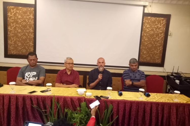 Eduardo saat memberikan keterangan, didampingi Listianto Raharjo, Fatih Chabanto dan Danilo. (Foto : Gie)