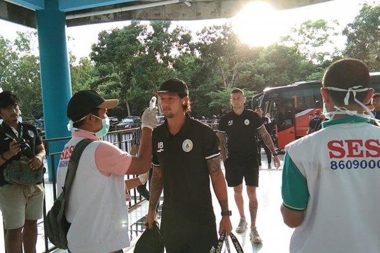Pemain PSS, Irfan Bachdim diperiksa suhu tubuhnya. (Foto : Gie)