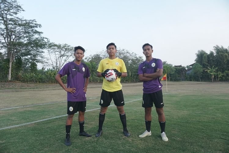 Fahmi (kiri), Raka (kanan) dan Iput (kanan) sebelum mengikuti seleksi Timnas U-16. (Foto : PSS)