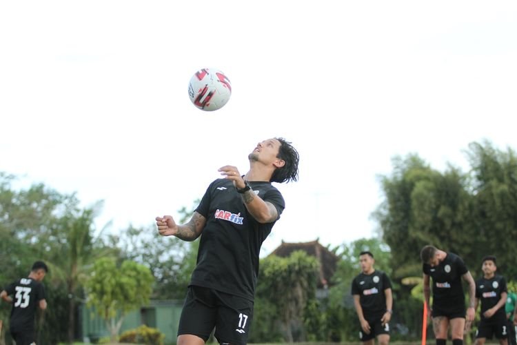 Irfan Bachdim sedang berlatih dengan PSS. (Foto : Dok. PSS)
