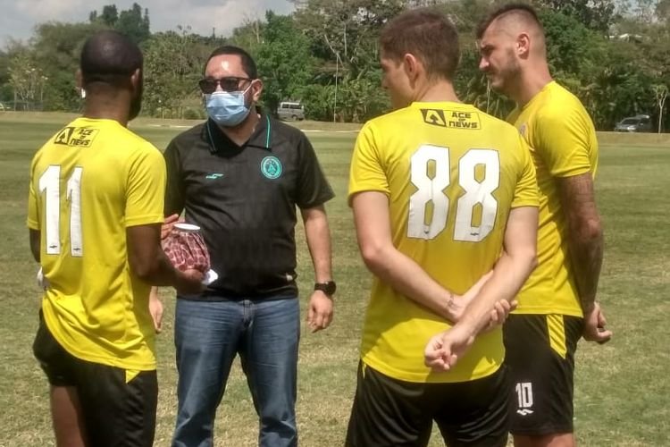 Dirut PT PSS, Marco Gracia Paulo bersama pemain PSS. (Dok. PSS)