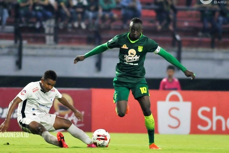 Pemain Persebaya Makan Konate (kanan) memutuskan mundur dari tim. (Foto: Liga-Indonesia)