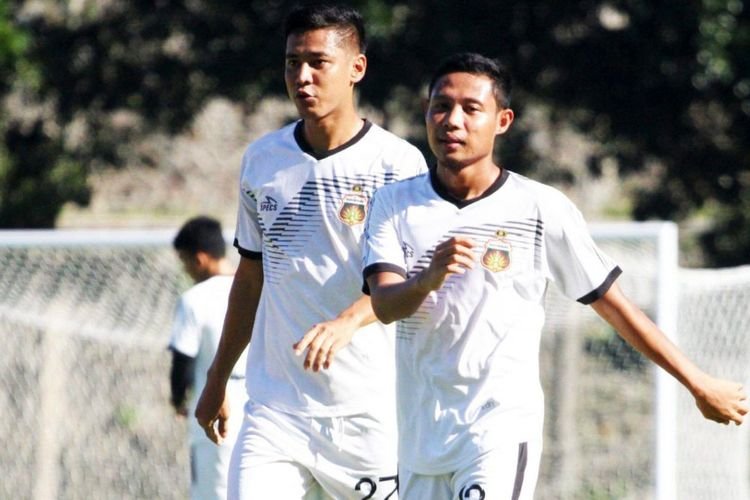 Gelandang Bhayangkara Solo FC Evan Dimas (kanan). (Foto: Olenas.id/Bhayangkarasolofc.id)