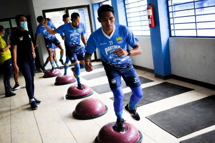 Pemain Persib Bandung saat menjalani latihan. (Foto: sportjabar)