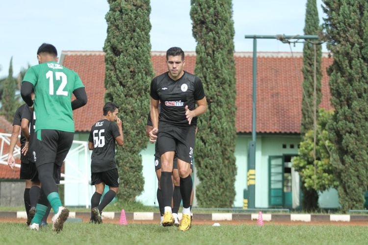 Fabiano saat berlatih dengan PSS. (foto : Dok.PSS)