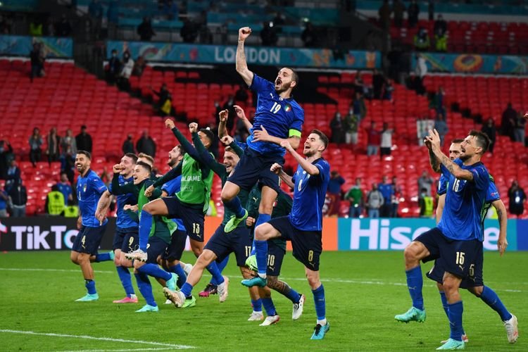 Pemain Italia merayakan kemenangan usai mengalahkan Austria 2-1 di 16 besar Euro 2020. (Foto: Olenas.id/Twitter/EURO2020)