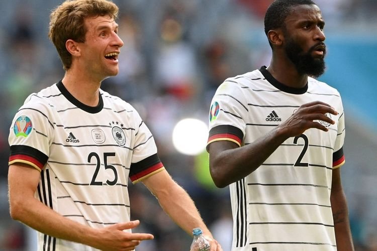 Pemain depan Jerman Thomas Mueller (kiri) terpaksa absen lawan Hungaria di Euro 2020, Kamis dini hari WIB nanti. (Foto: Olenas.id/Twitter/EURO2020)