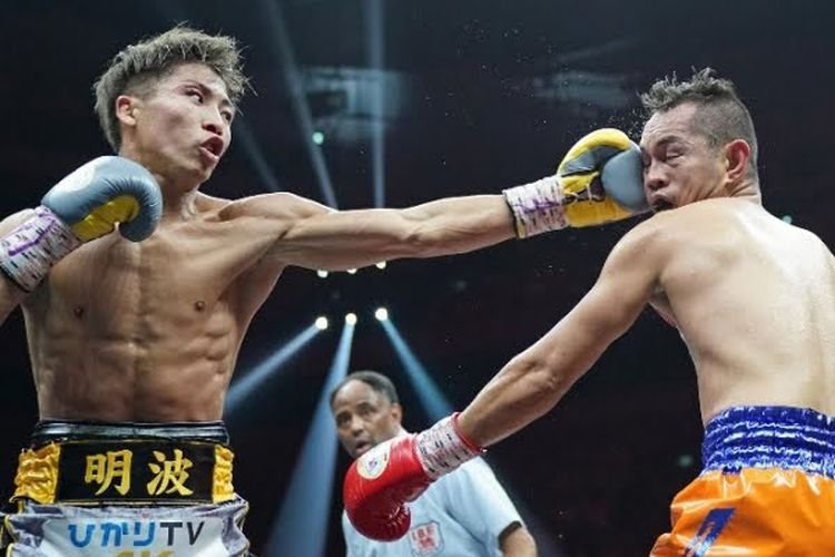 Petinju Jepang Naoya Inoue (kiri) saat bertarung menghadapi Nonito Donaire (Filipina) di Saitama, Jepang pada 7 November 2019. Inoue menang angka mutlak 12 ronde dan menjadi juara kelas bantam super WBA/IBF. (Olenas.id/Boxing Scene)