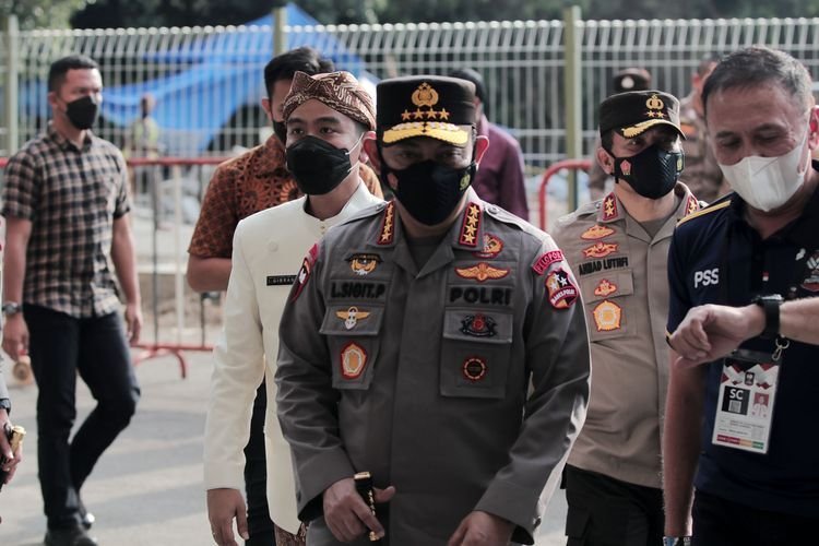 Ketua Umum PSSI Mochamad Iriawan (kanan) menyatakan Kapolri Jenderal Listyo Sigit Prabowo (kiri) telah terbitkan izin keramaian. (Foto: Olenas.id/G. Susatyo)