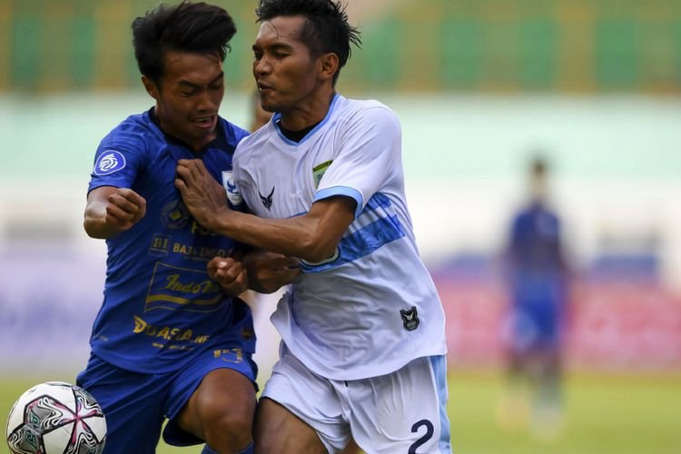 Pemain PSIS Semarang Riyan Ardiansyah (kiri) saat dibayangi pemain Persela Lamongan di pertandingan BRI Liga 1, Sabtu (4/9/2021). (Foto: olenas.id/antaranews.com)