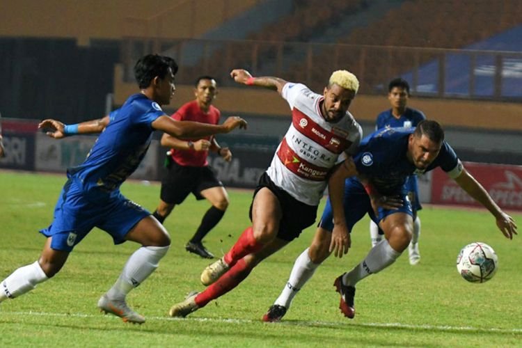 PSIS Semarang (biru) saat melawan Madura United di BRI Liga 1 2021/2022. (Foto: olenas.id/ligaindonesiabaru.com)