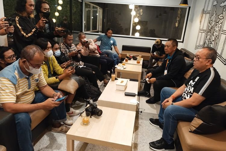 Direksi PT LIB saat bertemu wartawan di Sleman, Yogyakarta  (Foto : Susanto/OLENAS)