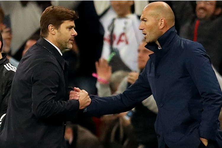 Pelatih Paris Saint-Germain Mauricio Pochettino (kiri) bersama Zinedine Zidane. (Foto: olenas.id/football365.com)
