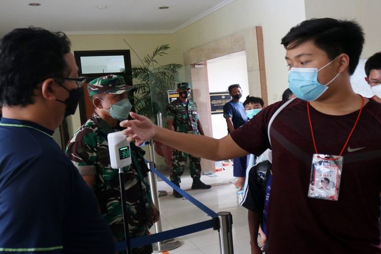 Pengecekan suhu bagi siapa pun saat di Kejuaraan Renang Antar Sekolah dan Perguruan Tinggi 2022 (KRAS 2022) di Kolam Renang UNY Wates, Kulonprogo, DIY. (Foto: olenas.id)