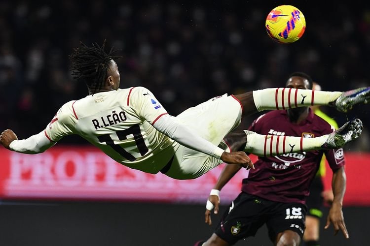 Pemain AC Milan Rafael Leao saat melepaskan tendangan di laga melawan Salernitana di Serie A Italia, Minggu (20/2/2022) dini hari WIB. (Foto: olenas.id/Twitter/ACMilan)