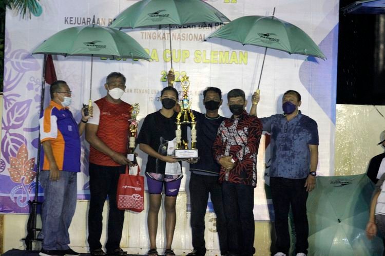 Perenang Ni Putu Pande Lisa Primasari membawa Home Schooling Primagama menjadi juara Umum KRAS 2022. (Foto: olenas.id)