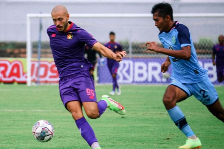 Laga Persik Kediri melawan Persela Lamongan di kompetisi BRI Liga 1 2021/2022, Senin (14/2/2022). (Foto: olenas.id/Liga Indonesia Baru)