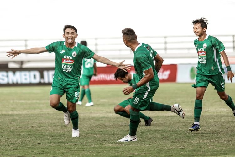 Gelandang PSS Sleman Dave Mustaine (kiri) dkk merayakan gol saat melawan Borneo FC di pertandingan BRI Liga 1 2021/2022, Minggu (20/2/2022). (Foto: olenas.id/PSS Sleman)