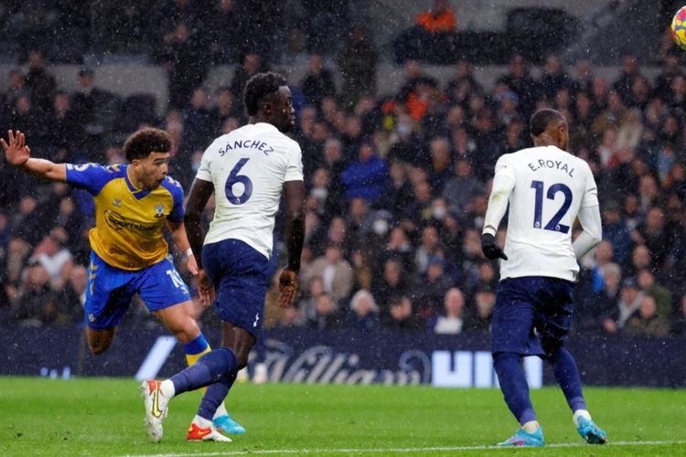 Sundulan pemain Southampton Che Adams membobol gawang Tottenham Hotspur di pertandingan Liga Premier Inggris. (Foto: olenas.id/thesun.co.uk)