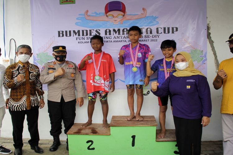 Bupati Sleman Kustini Sri Purnomo usai mengalungkan medali kepada atlet di Fun Swimming Bumdes Amarta Cup, Sabtu (26/3/2022). (Foto: olenas.id/Gonang Susatyo)