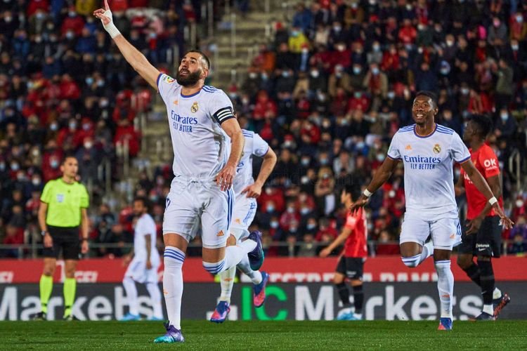 Striker Real Madrid Karim Benzema merayakan gol yang dicetaknya ke gawang Mallorca di pertandingan La LIga Spanyol. (Foto: olenas.id/realmadrid.com)