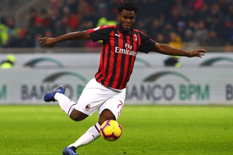 Gelandang Franck Kessie meninggalkan AC Milan untuk bergabung dengan Barcelona. (Foto: olenas.id/hardtackle.com)