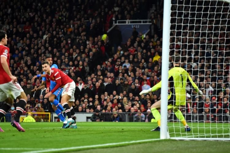 Kiper Manchester United David de Gea gagal menghentikan bola sundulan pemain Atletico Madrid Renan Lodi di pertandingan Liga Champions. (Foto: olenas.id/thesun.co.uk)