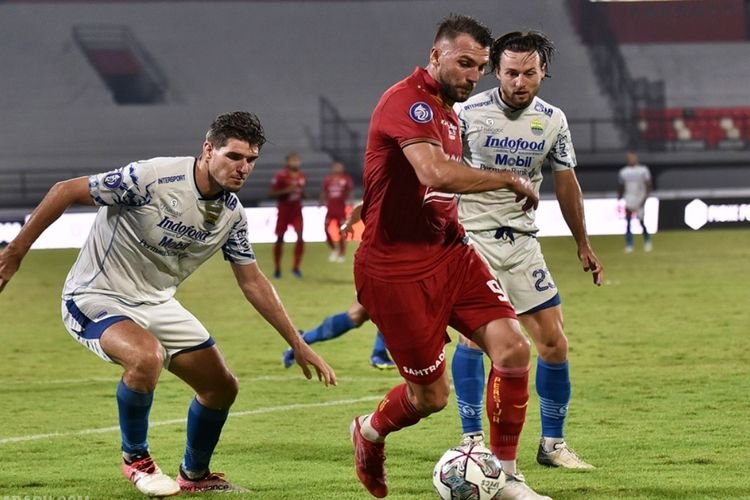Striker Persija Jakarta Marko Simic di laga melawan Persib Bandung di Liga 1. (Foto: olenas.id/ligaindonesiabaru.com)