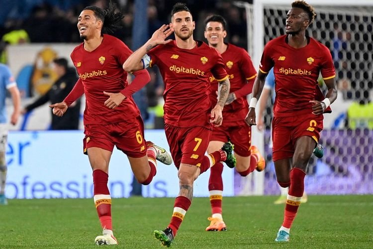 Pemain AS Roma merayakan gol Lorenzo Pellegrini di laga melawan Lazio di kompetisi Serie A Italia. (Foto: olenas.id/Football Italia)