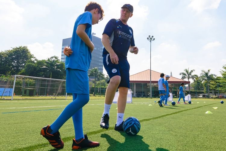 Manchester City bersama British School Jakarta membuka MCFS@BSJ, sekolah sepak bola di Jakarta. (Foto: olenas.id/MCFS@BSJ)