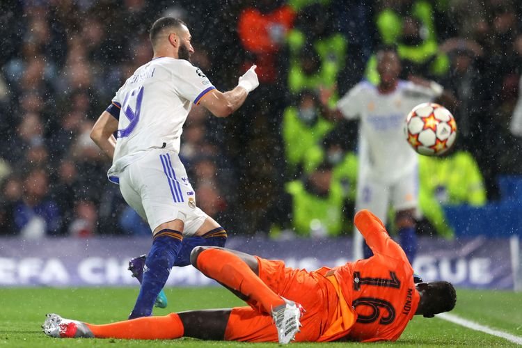 Striker Real Madrid Karim Benzema mencetak gol ke-3 yang gagal diselamatkan kiper Chelsea Edouard Mendy di pertandingan Liga Champions. (Foto: olenas.id/Twitter/ChampionsLeague)