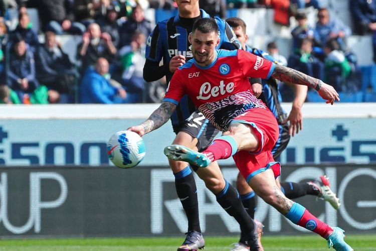 Pemain Napoli Matteo Politano saat mencetak gol di pertandingan melawan Atalanta, Minggu (3/4/2022). (Foto: olenas.id/Football Italia)