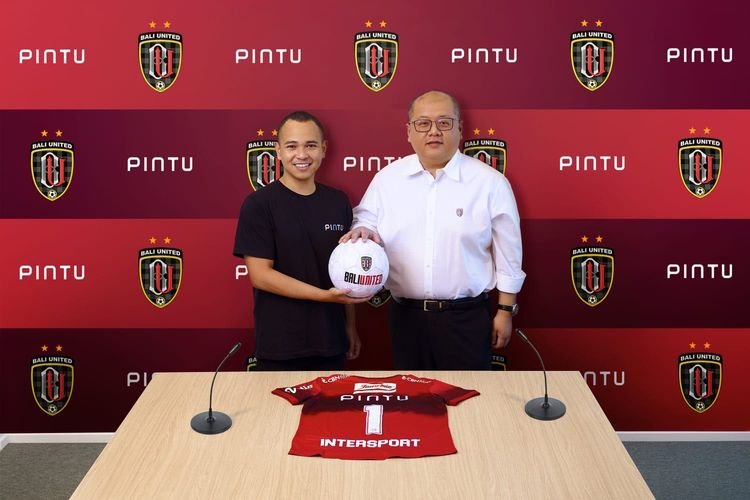 Chief Executive Officer Bali United Yabes Tanuri (kanan) bersama Founder & CEO PINTU, Jeth Soetoyo. (Foto: Dok. Bali United)