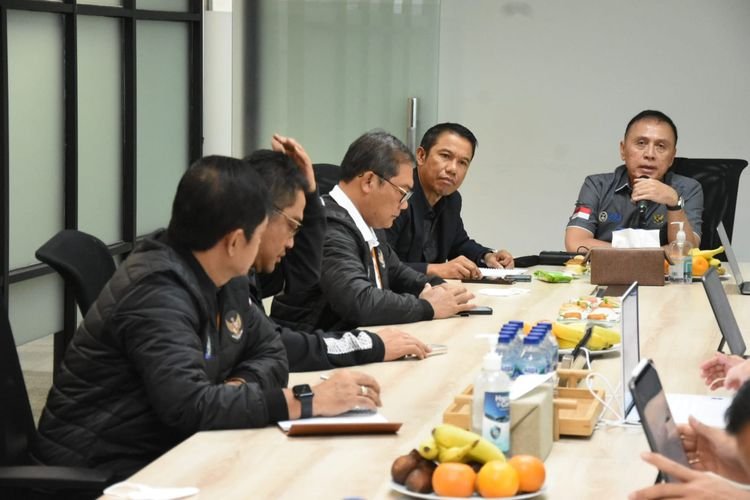 Iwan Bule saat rapat dengan pengurus PSSI (Foto : PSSI)